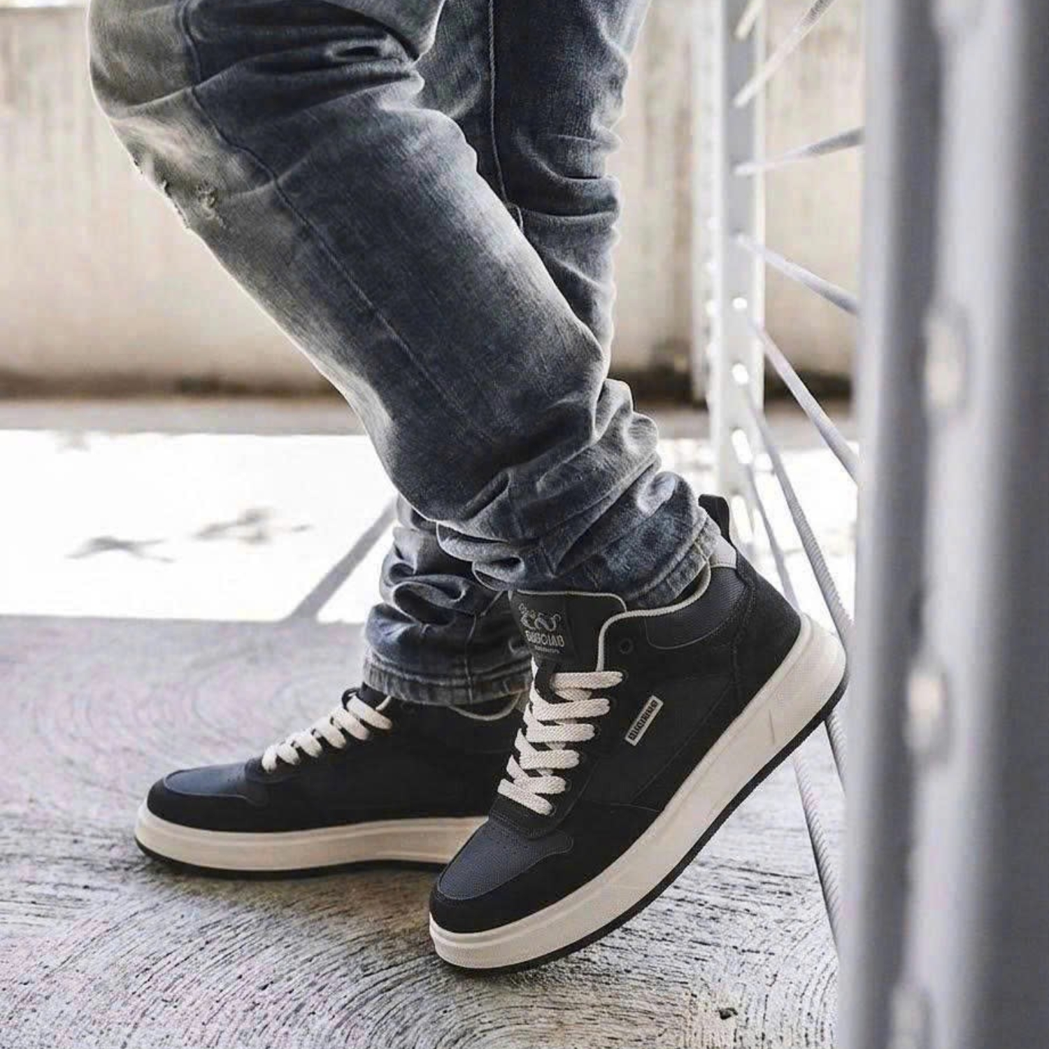 K527 Đen đeo với jean